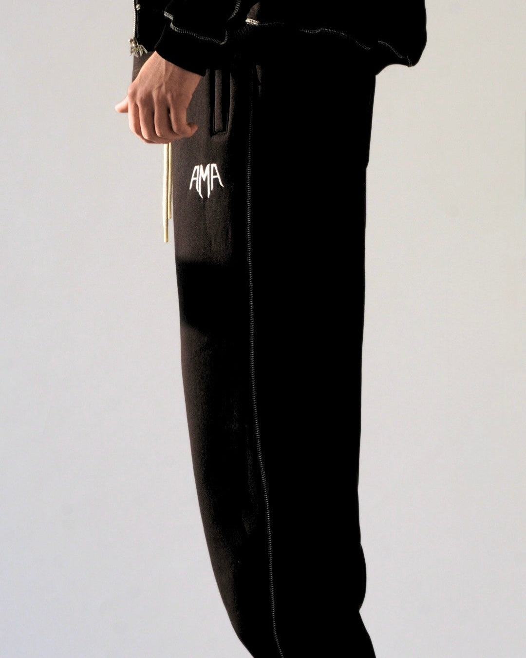 THE BASIC BLACK JOGGER AMARTIA