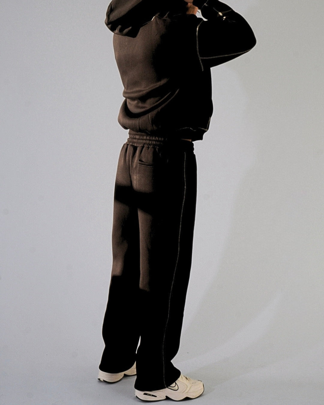 THE BASIC BLACK JOGGER AMARTIA