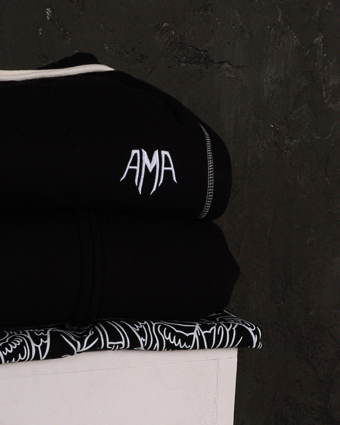 THE BASIC BLACK JOGGER AMARTIA